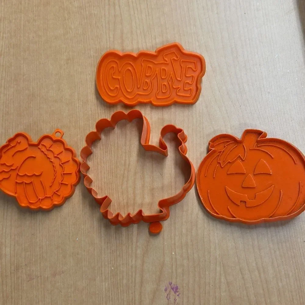 Set of 15‎ FALL cookie cutters, including leaves, ghost, pumpkins, Thanksgiving